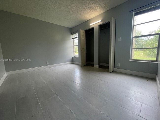 Building Photo - 10169 Twin Lakes Dr