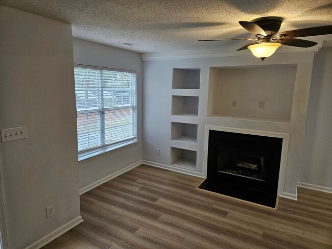 Building Photo - Stylish End Unit 3br 2.5ba TH in Cary! Ava...