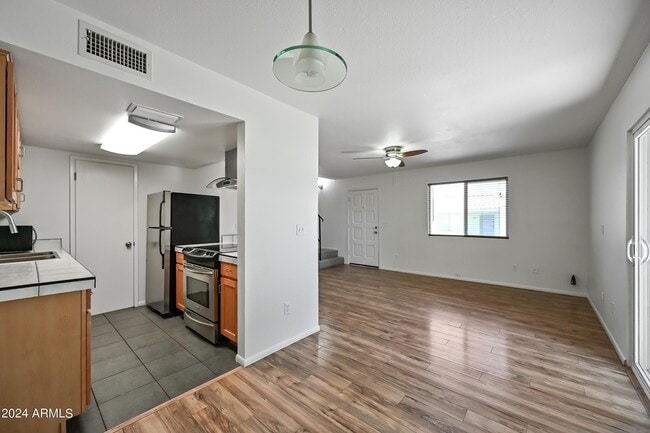 Building Photo - 729 E Cochise Dr
