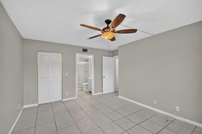 Building Photo - 1002 Green Pine Blvd
