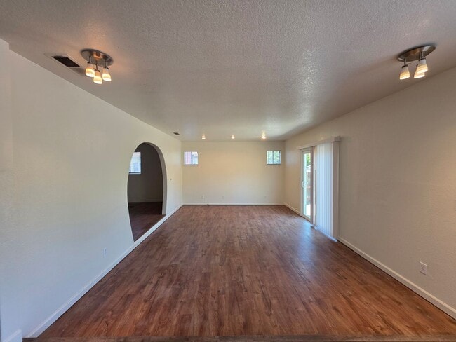 Building Photo - 4 bedroom single story near freeway & shop...