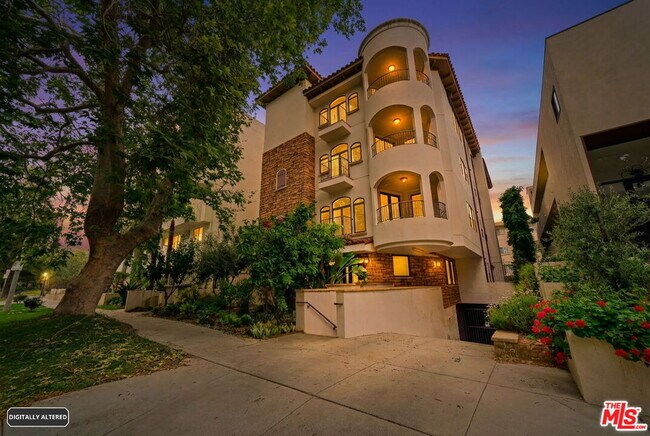 Building Photo - 320 S Swall Dr