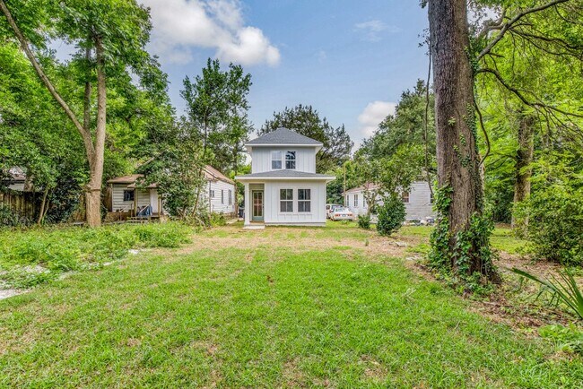 Building Photo - 312 E Blount St