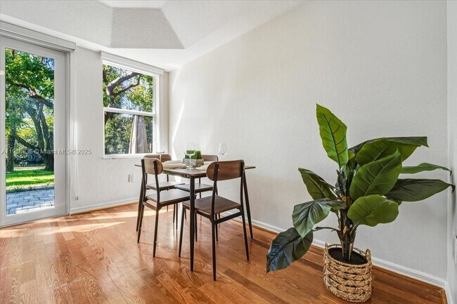 Building Photo - 413 NW 23rd Ave