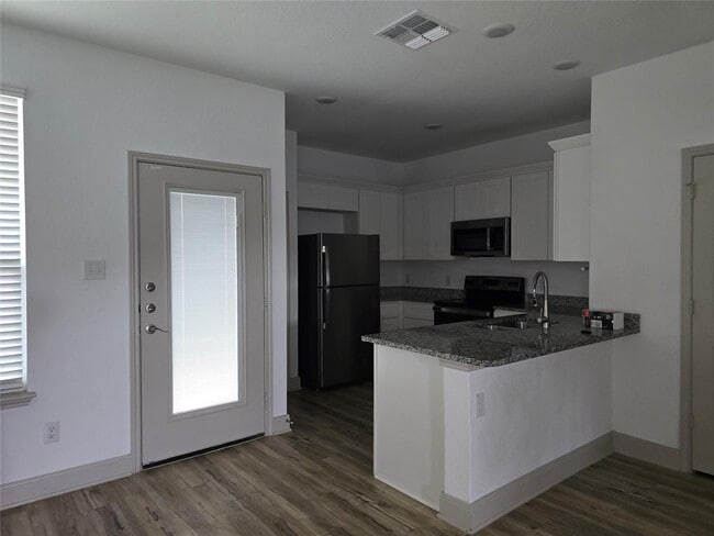 Building Photo - 7520 Magnolia Village
