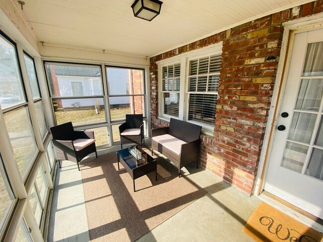 Building Photo - 930 E 56th St