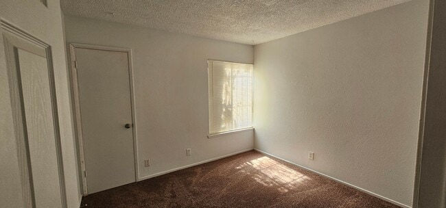 Building Photo - 3 Bedroom Single Story Townhome
