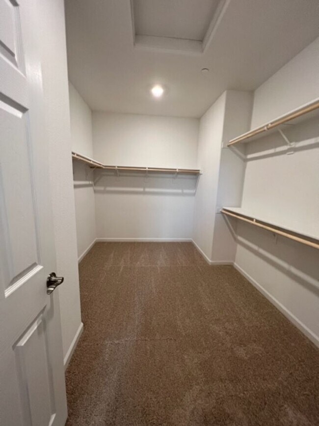 Building Photo - Beautiful 3 Bedroom and 2 Bathroom Home in Lincoln $2,995.00