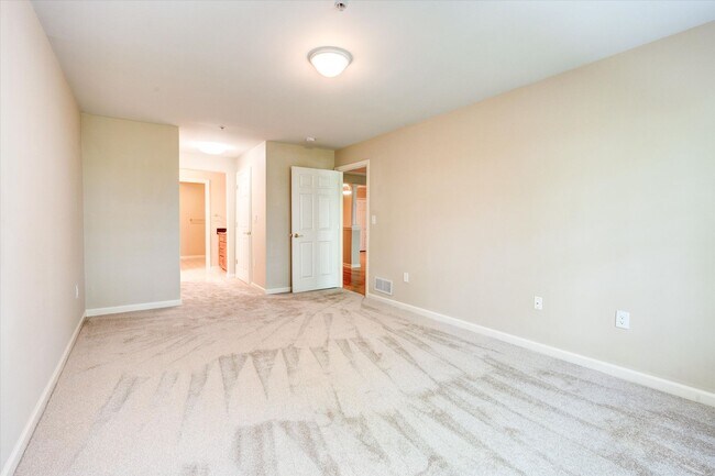 Building Photo - 3 Country Club Dr