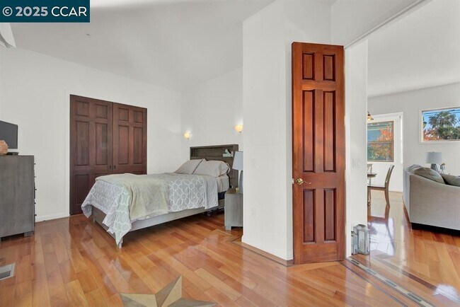 Building Photo - 2004 Main St