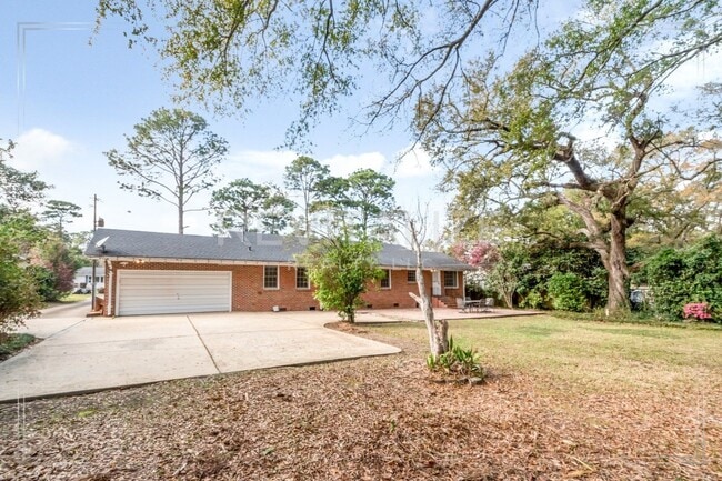 Building Photo - Charming Brick Ranch with Modern Comforts in Mobile!