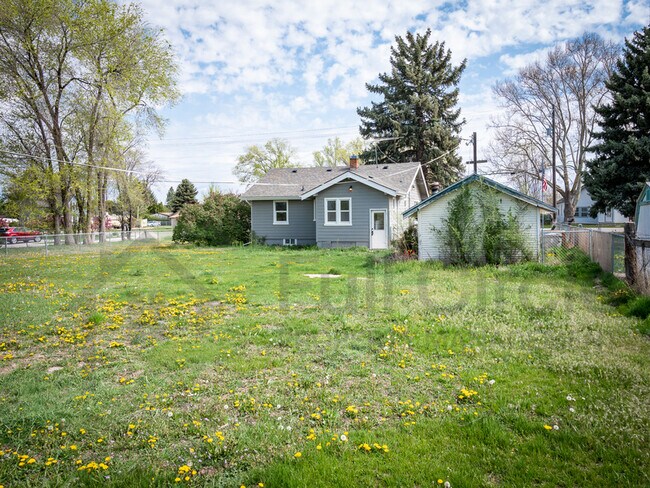 Building Photo - 513 6th St N
