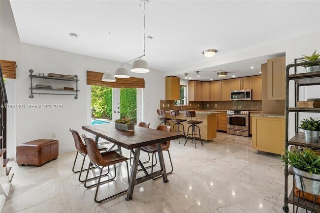 Building Photo - 10672 SW 77th Ave