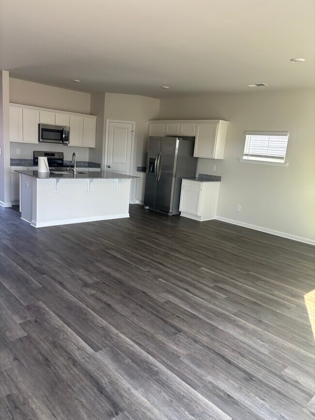 Building Photo - SPacious 3 bedroom 2 1/2 bath home