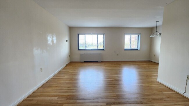 Building Photo - Utilities Included! Parking! Near Pentagon City Metro!