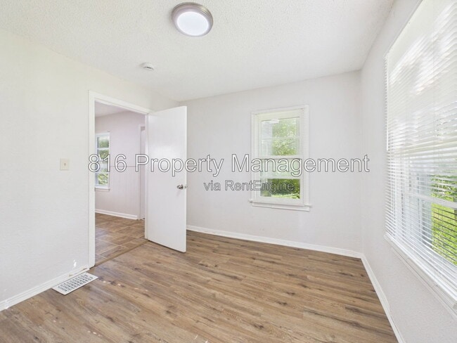 Building Photo - 1309 E 84th Terrace