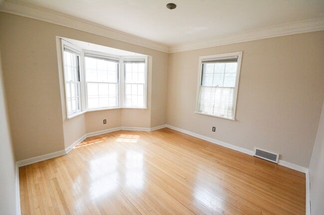 Building Photo - Beautiful 4 Bedroom With Modern and Unique...