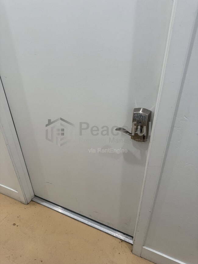 Building Photo - 2324 S Green St