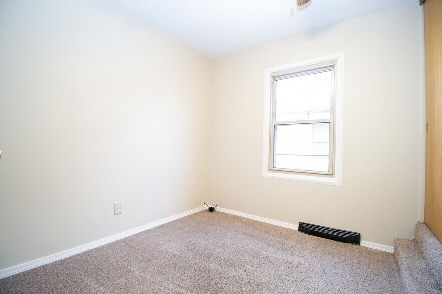 Building Photo - 731 Reineck Dr