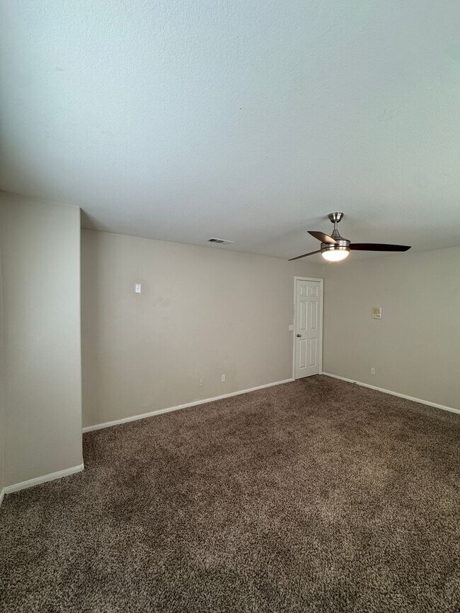 Building Photo - Spacious Lakeview Home with Loft & Community Amenities