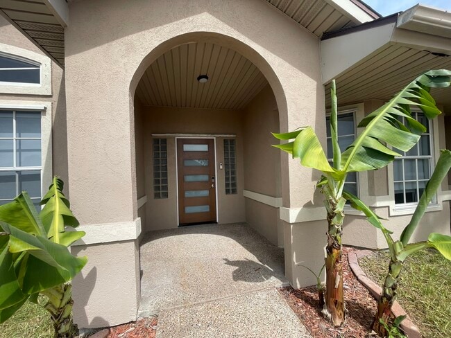 Building Photo - 15829 Vincent Dr