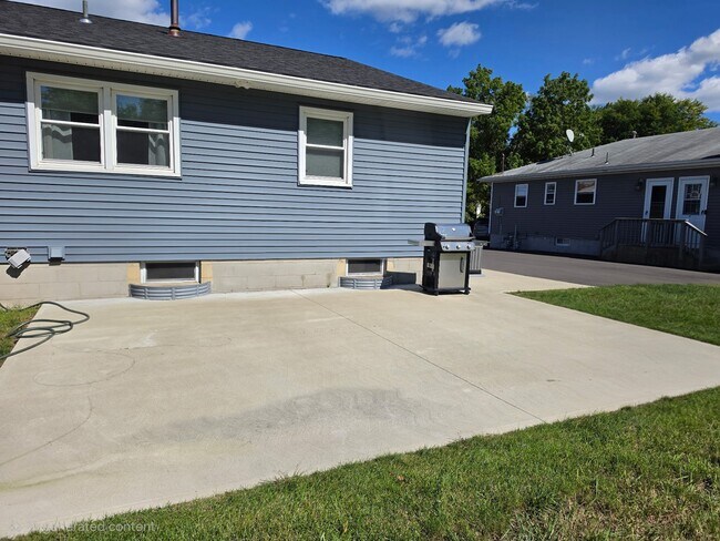 Building Photo - 9 Bayberry Dr