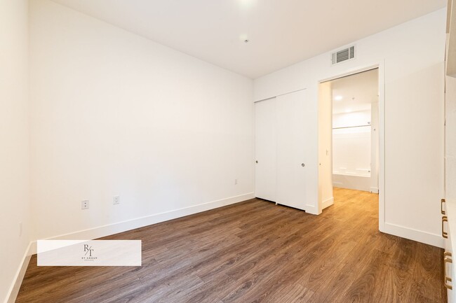 Building Photo - Modern 1-Bedroom Condo with Rooftop Amenities in Pasadena