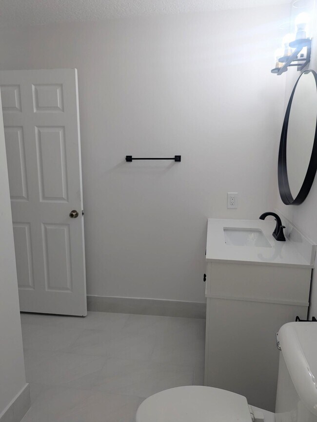 Building Photo - 819 Cindy Cir Ln