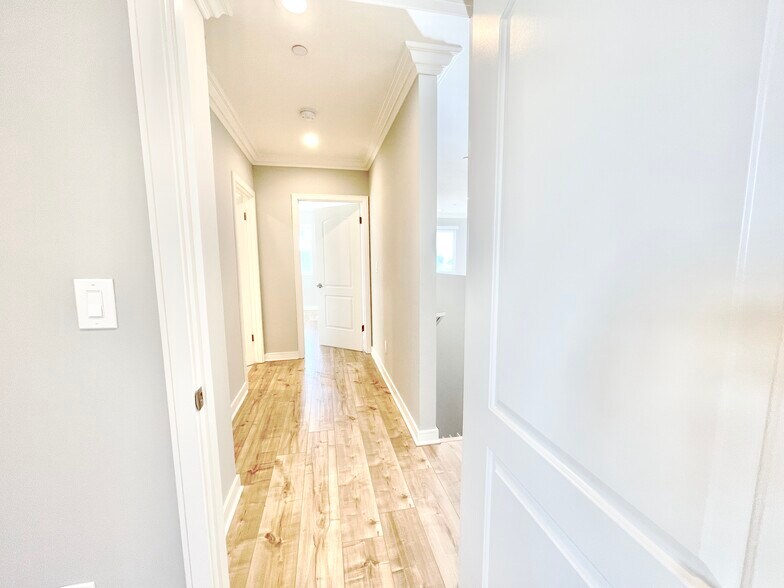 Building Photo - 4463 1/2 Rosewood Ave