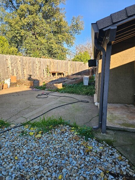 Building Photo - 590 Dee Ct