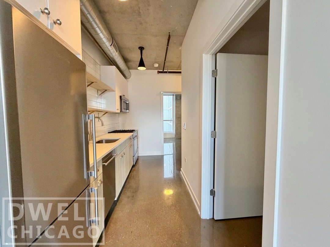 Building Photo - 110 W Chicago Ave