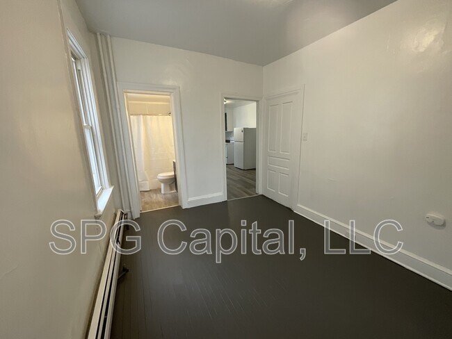 Building Photo - 932 W Princess St