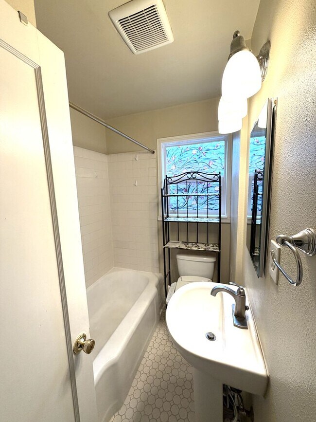 Building Photo - Cute 2 Bedroom in Tacoma