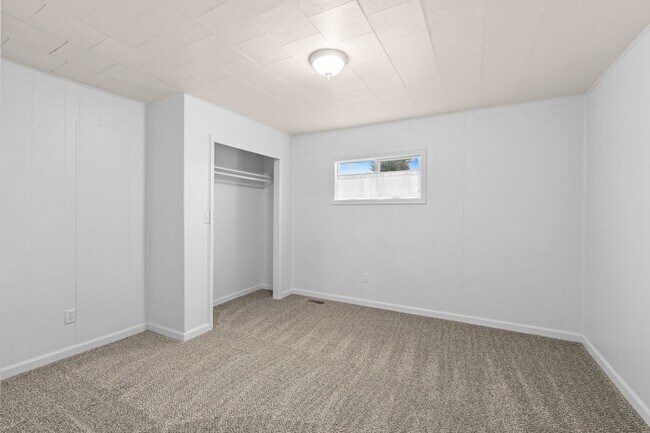 Building Photo - 420 E Sanson Ave