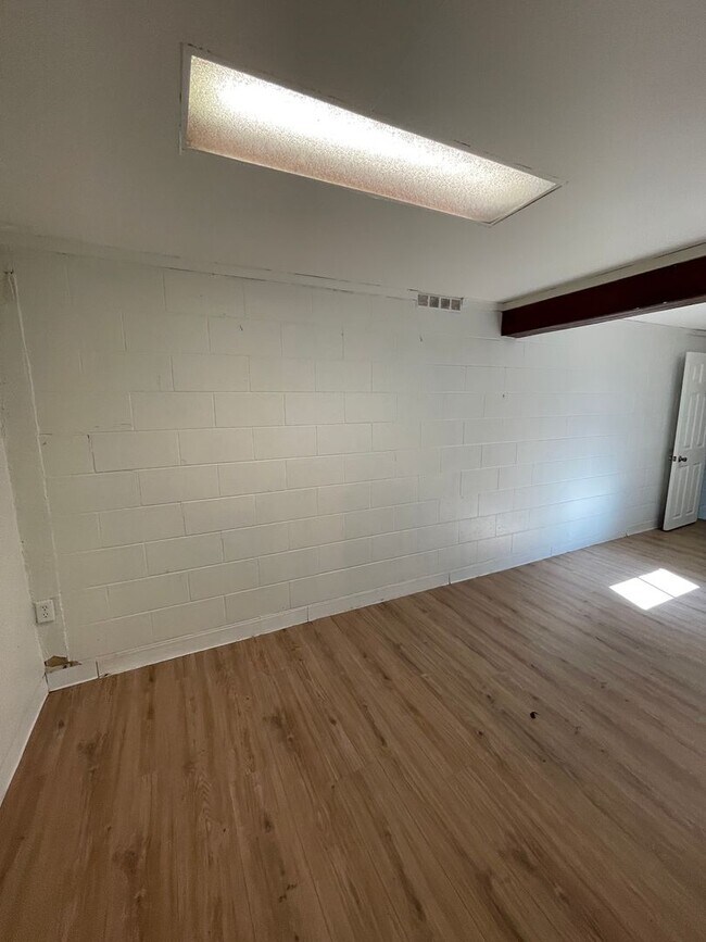 Building Photo - 402 N 6th Ave