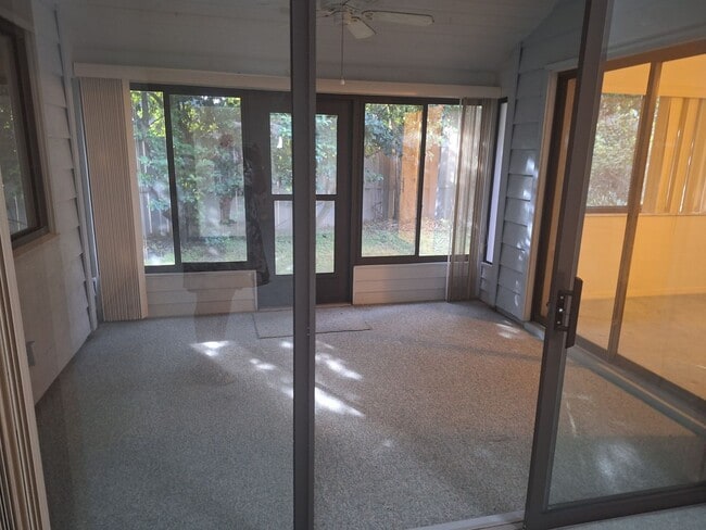 Building Photo - 3 Br. 2 Ba. condo with garage