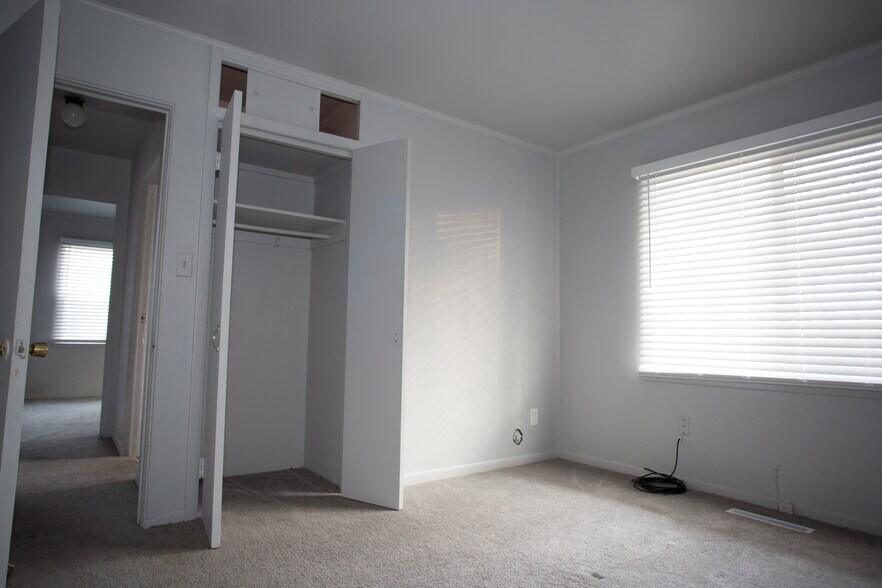 Building Photo - 10631 Saratoga st