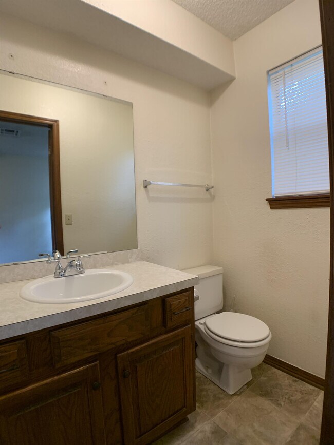 Building Photo - 805 Hawks Nest Dr