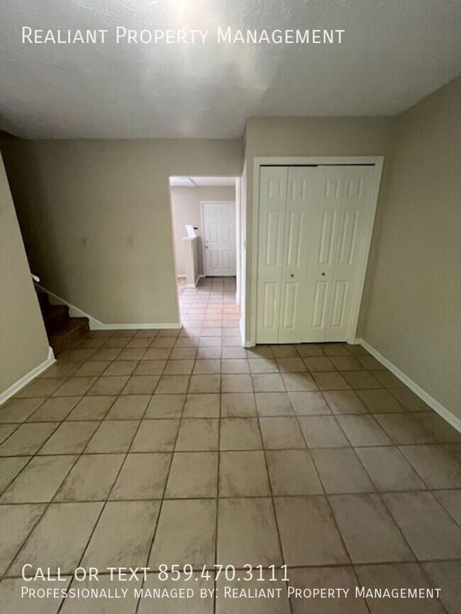 Building Photo - 457 Woodview Dr