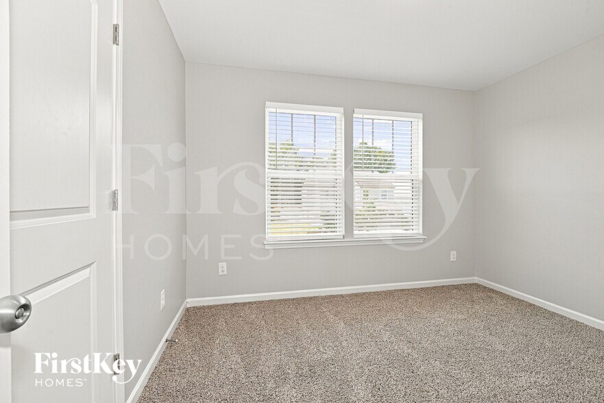 Building Photo - 817 Alexander Commons Dr