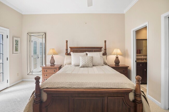 Building Photo - ** OLDE NAPLES ** 3 BED + DEN / 3 BATH - GARAGE - WALK TO BEACH & DOWNTOWN - SHORT TERM RENTAL