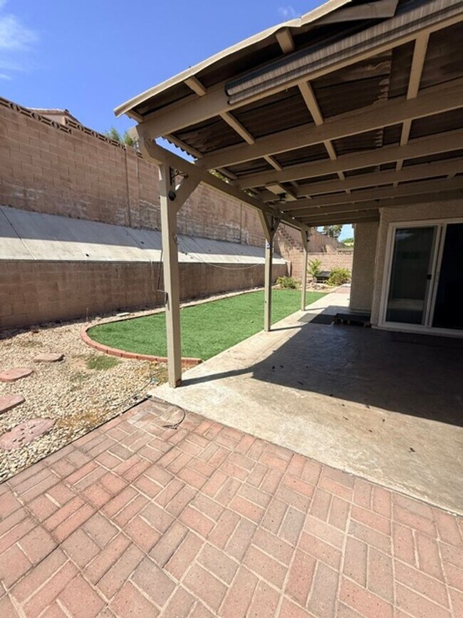 Building Photo - 875 E Serpentina Ave