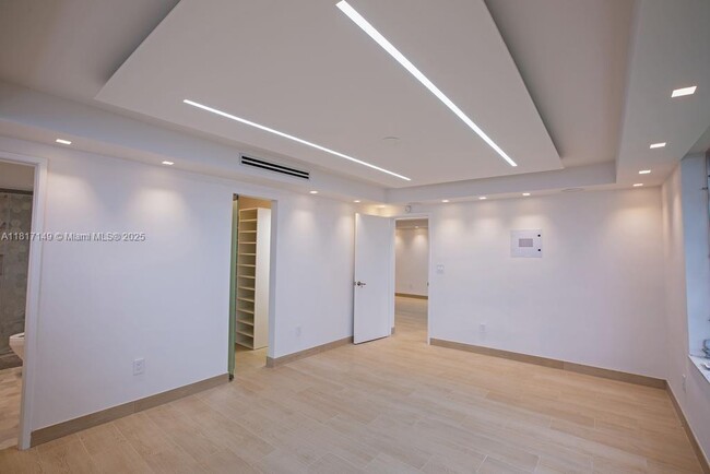 Building Photo - 1302 NE 191st St