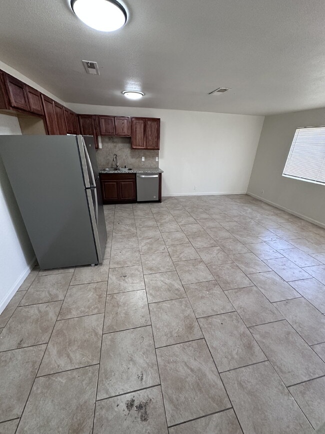 Building Photo - Renovated 1-Bedroom Apartment