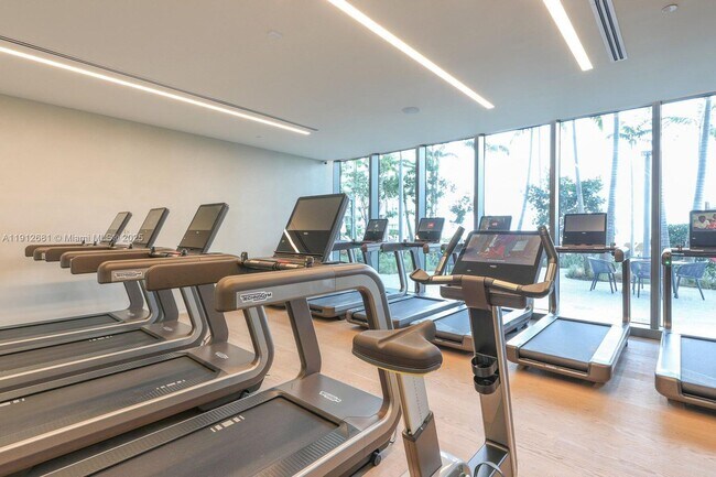 Building Photo - 650 NE 32nd St