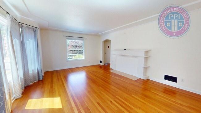 Building Photo - North Portland Living at Its Best | 2 Bed, 1 Bath!