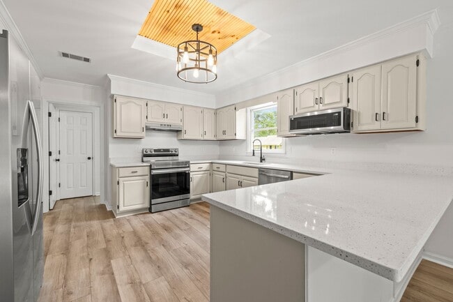 Building Photo - Renovated Home on Large Corner Lot in Coveted Strathy Hall