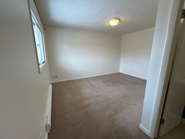 Building Photo - 3 Bed 1.5 Bath Townhome In Excellent Neighborhood