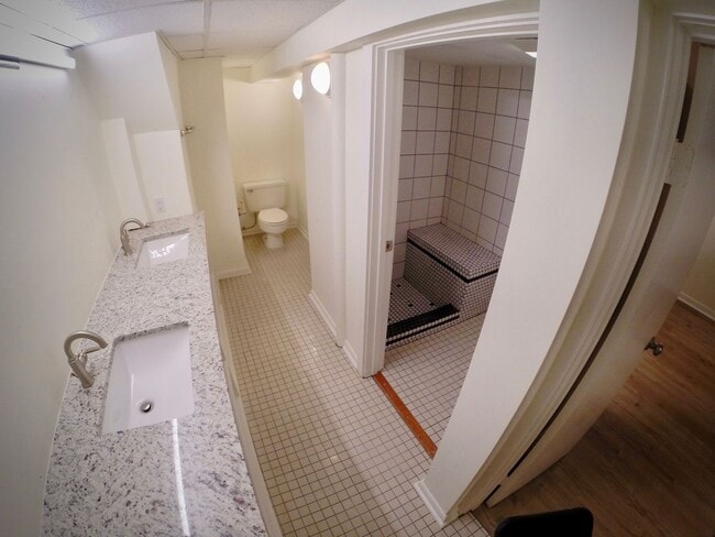 Building Photo - 5444 Claybourne St