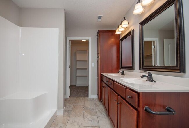 Master bath - 721 Promenade Dr